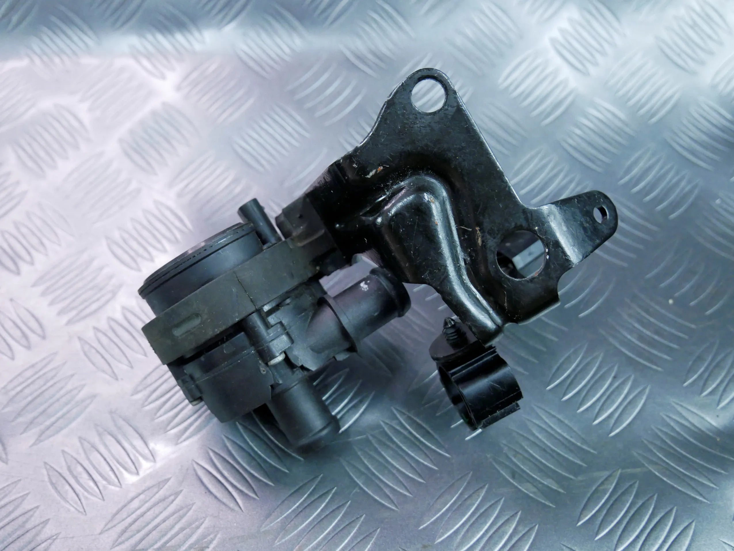 Pompa wody mocowanie 5G0965567 AUDI Q2 81A 2.0 TDI