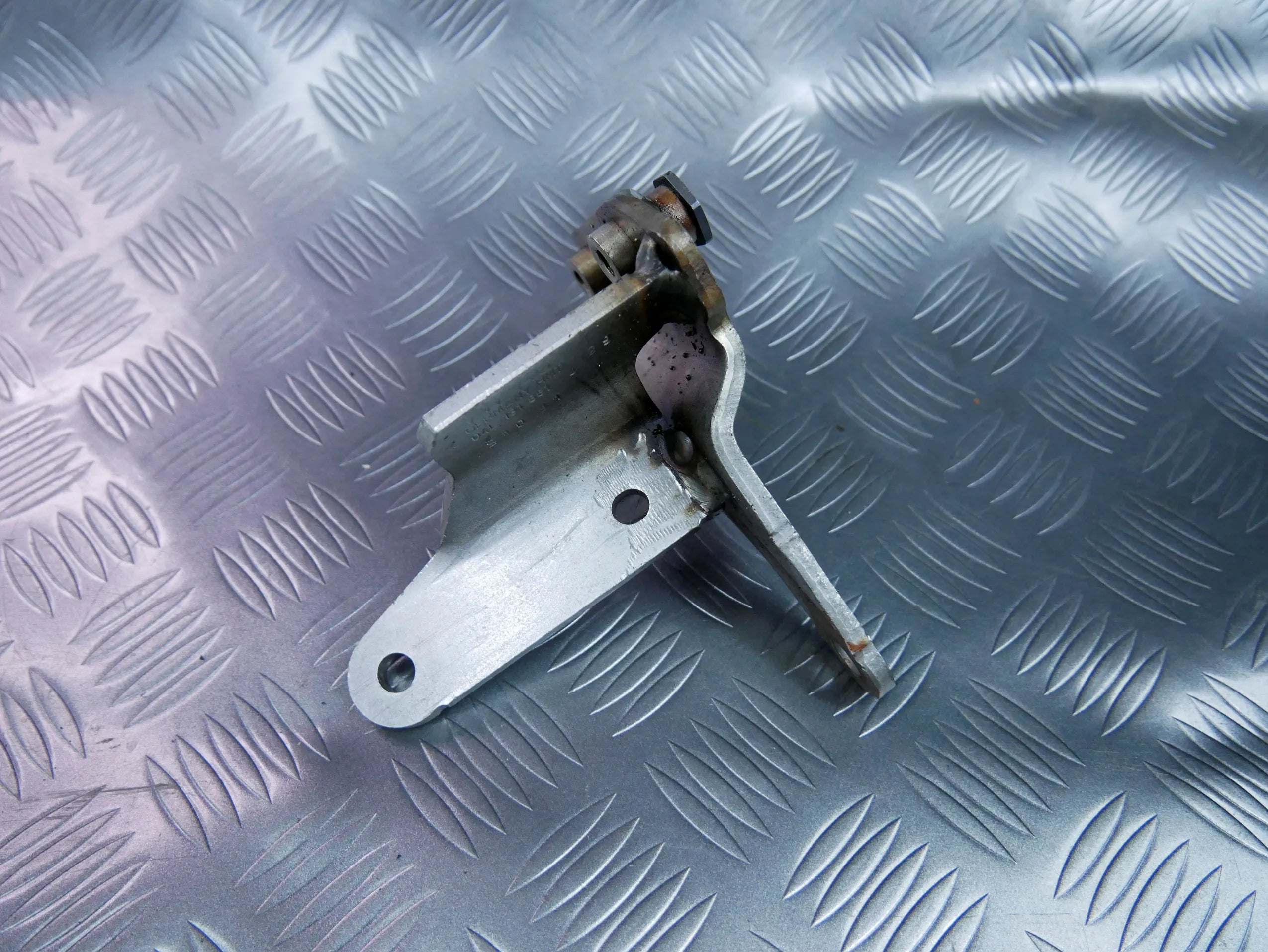 Podpora mocowanie DPF 04L131561J AUDI Q2 81A 2.0 TDI