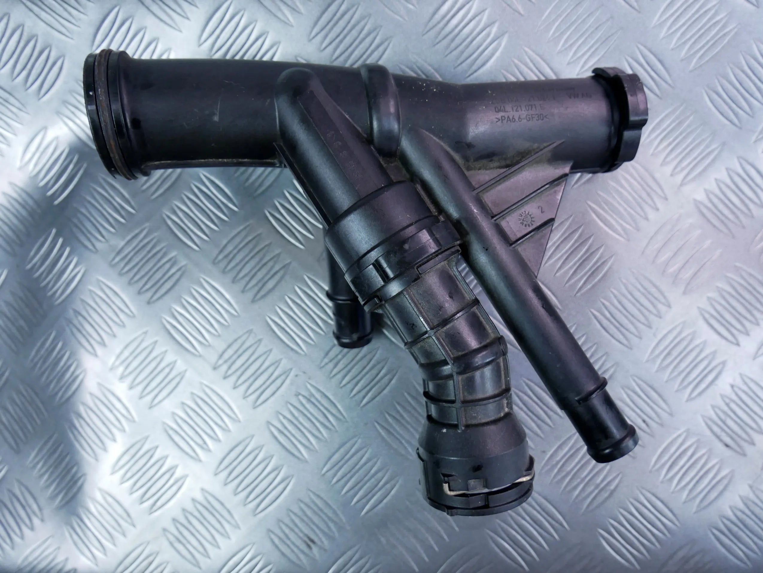 Obudowa termostatu 04L121026F AUDI Q2 81A 2.0 TDI