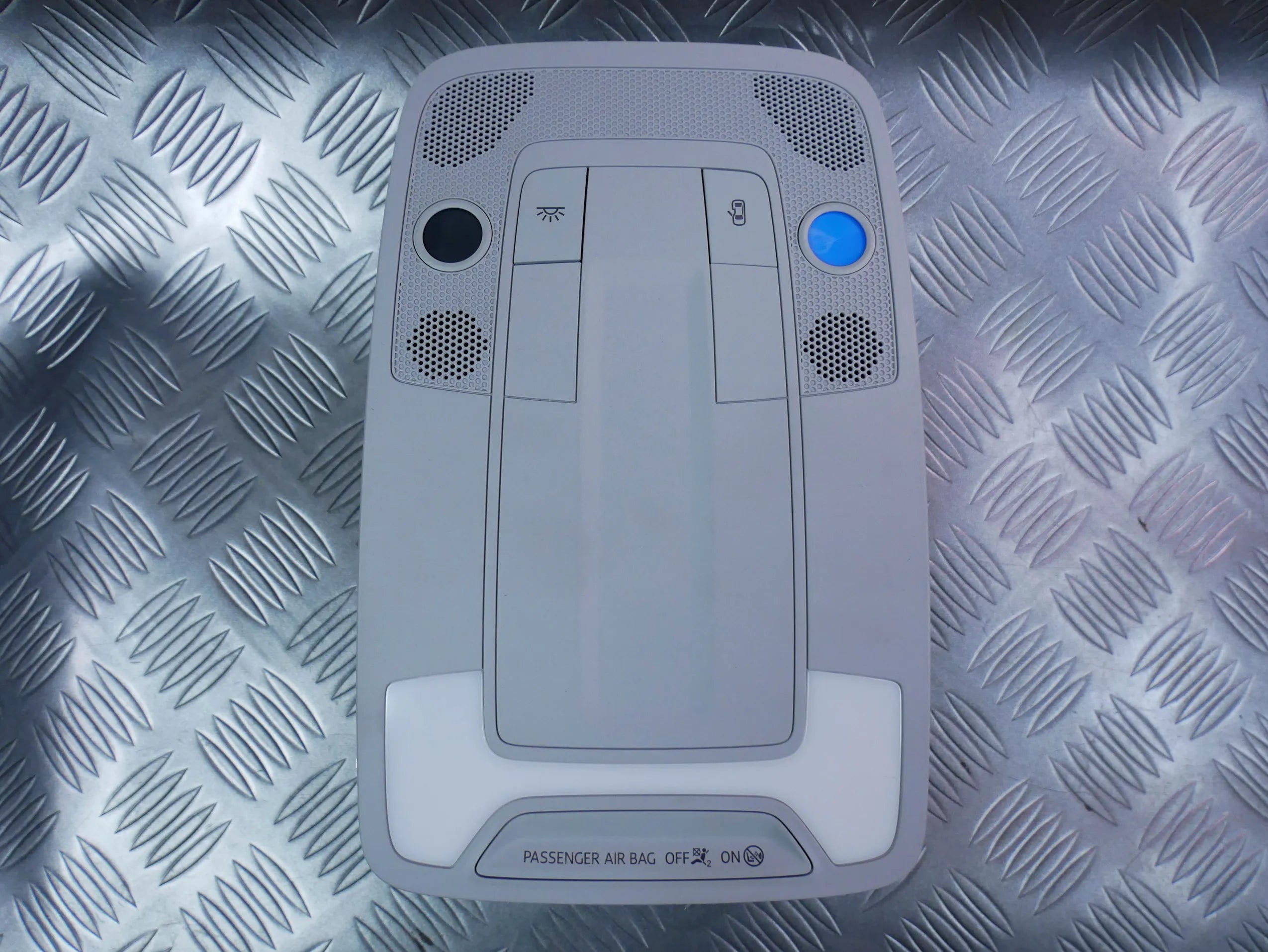 Lampka kabinowa podsufitki 81A947135E AUDI Q2 81A