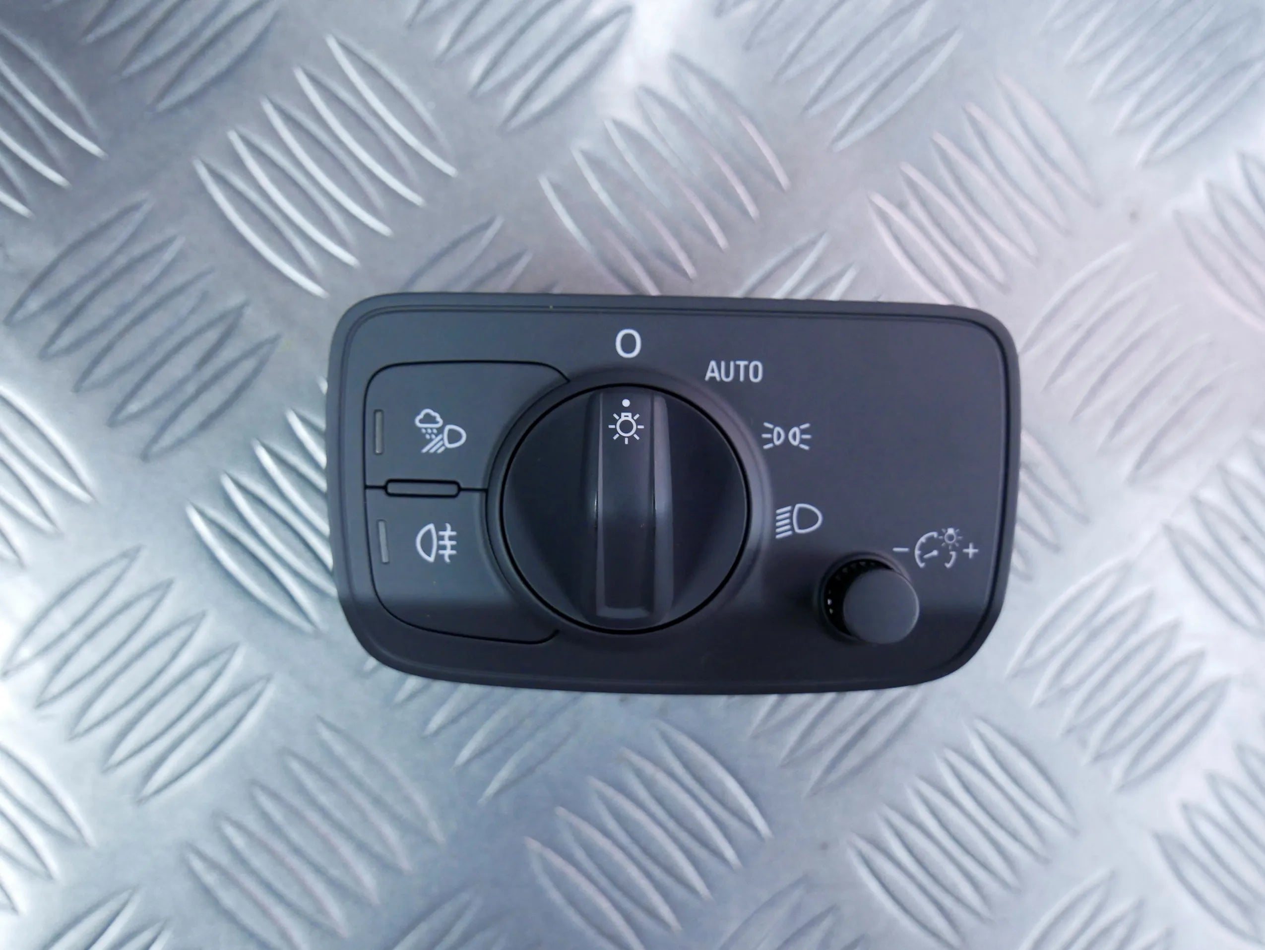 Włącznik przełącznik świateł 8V0941531AQ AUDI Q2 81A
