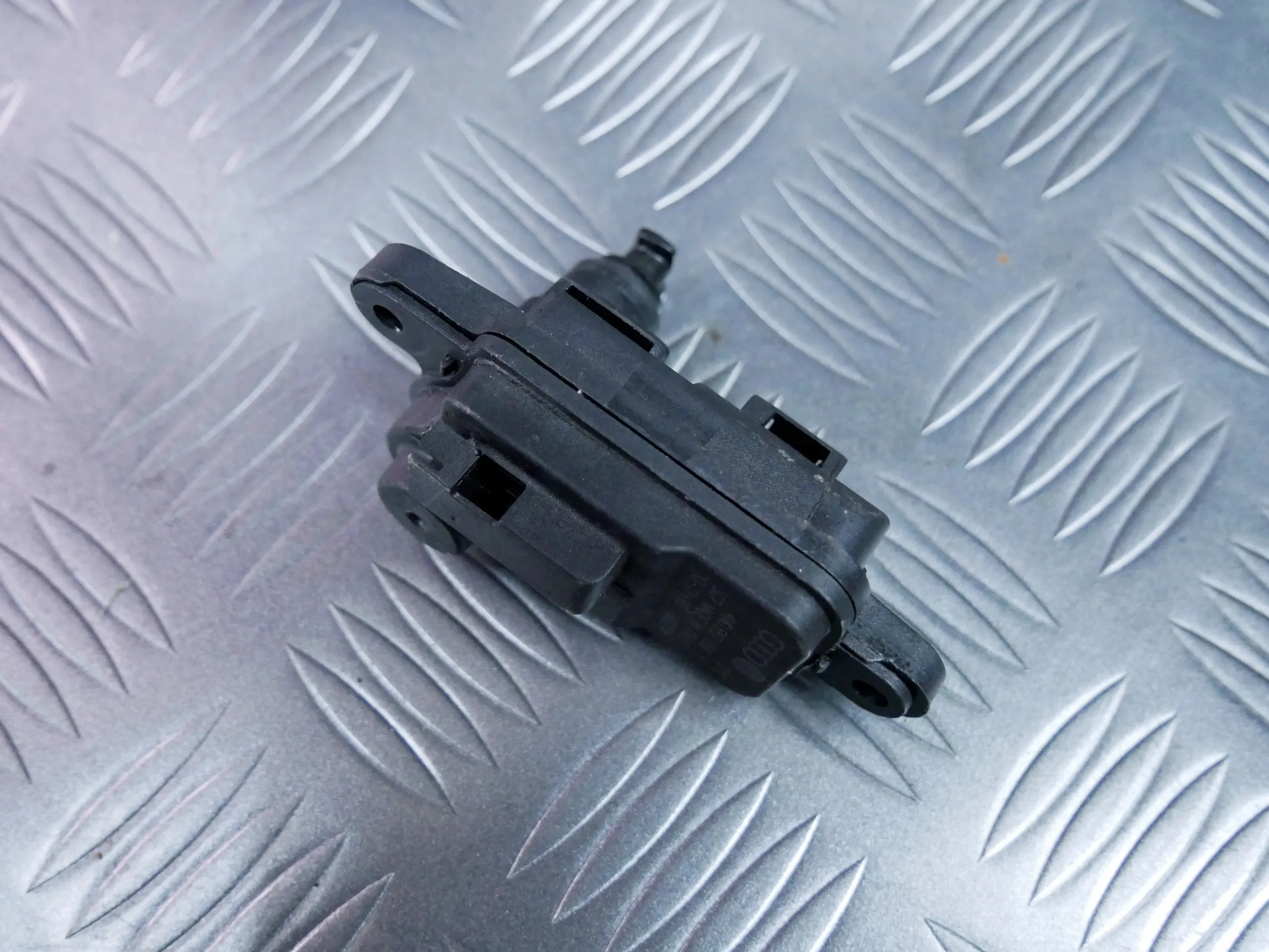 Siłownik klapki wlewu paliwa 4M0863153 AUDI Q2 81A