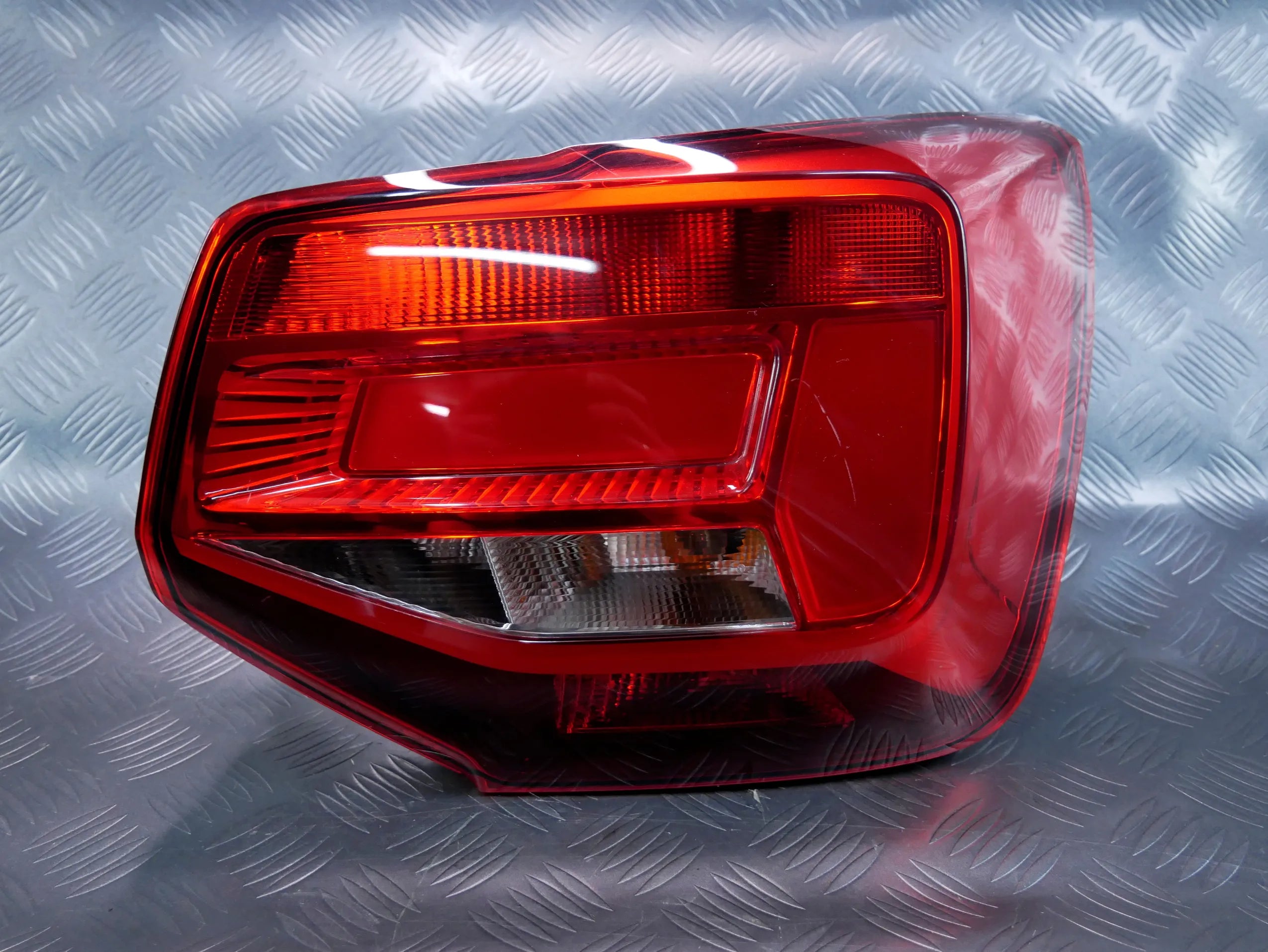 Lampa tył tylna prawa 81A945070 AUDI Q2 81A