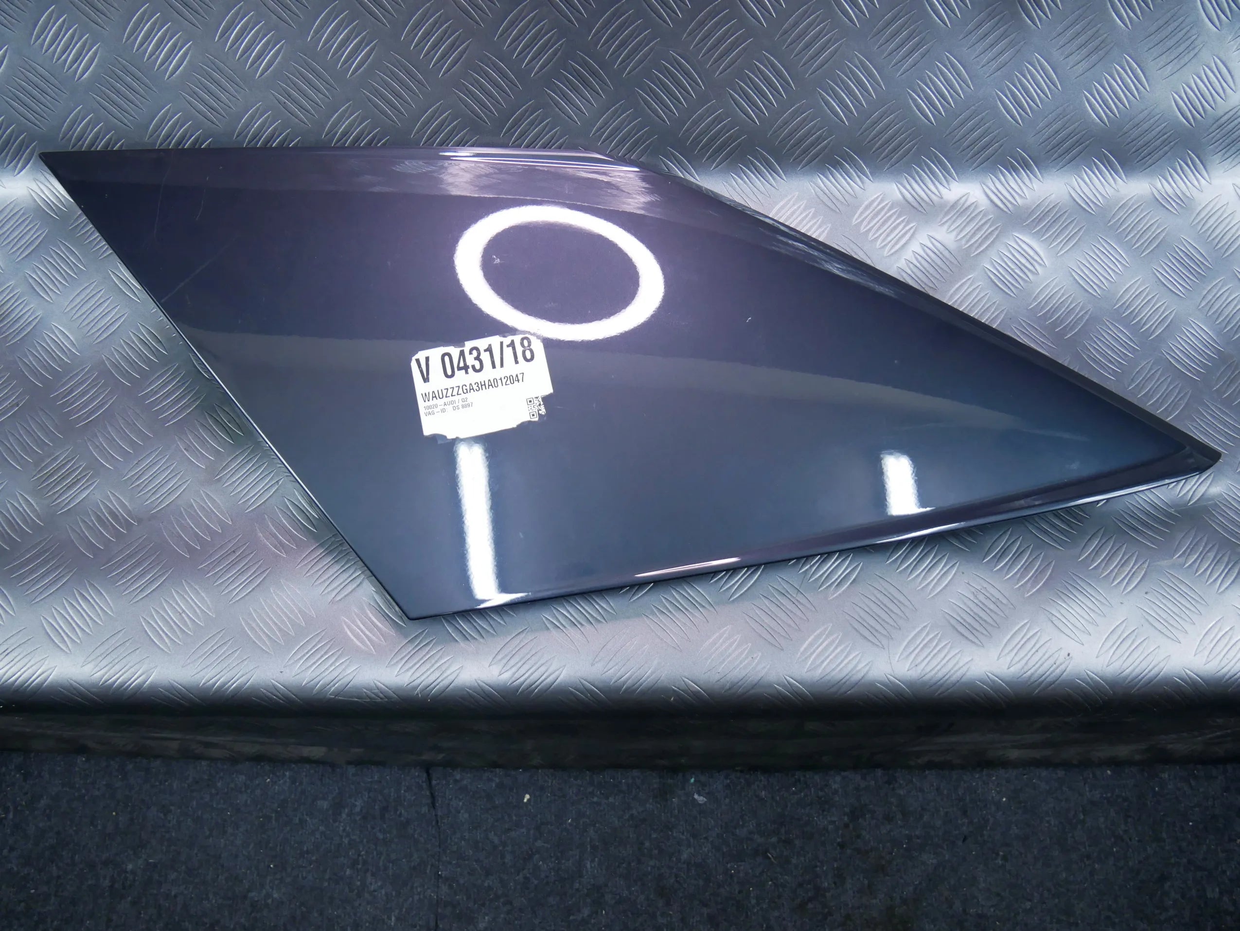 Panel zewnętrzny osłona słupka tył lewa 81A853377A LX7M AUDI Q2 81A