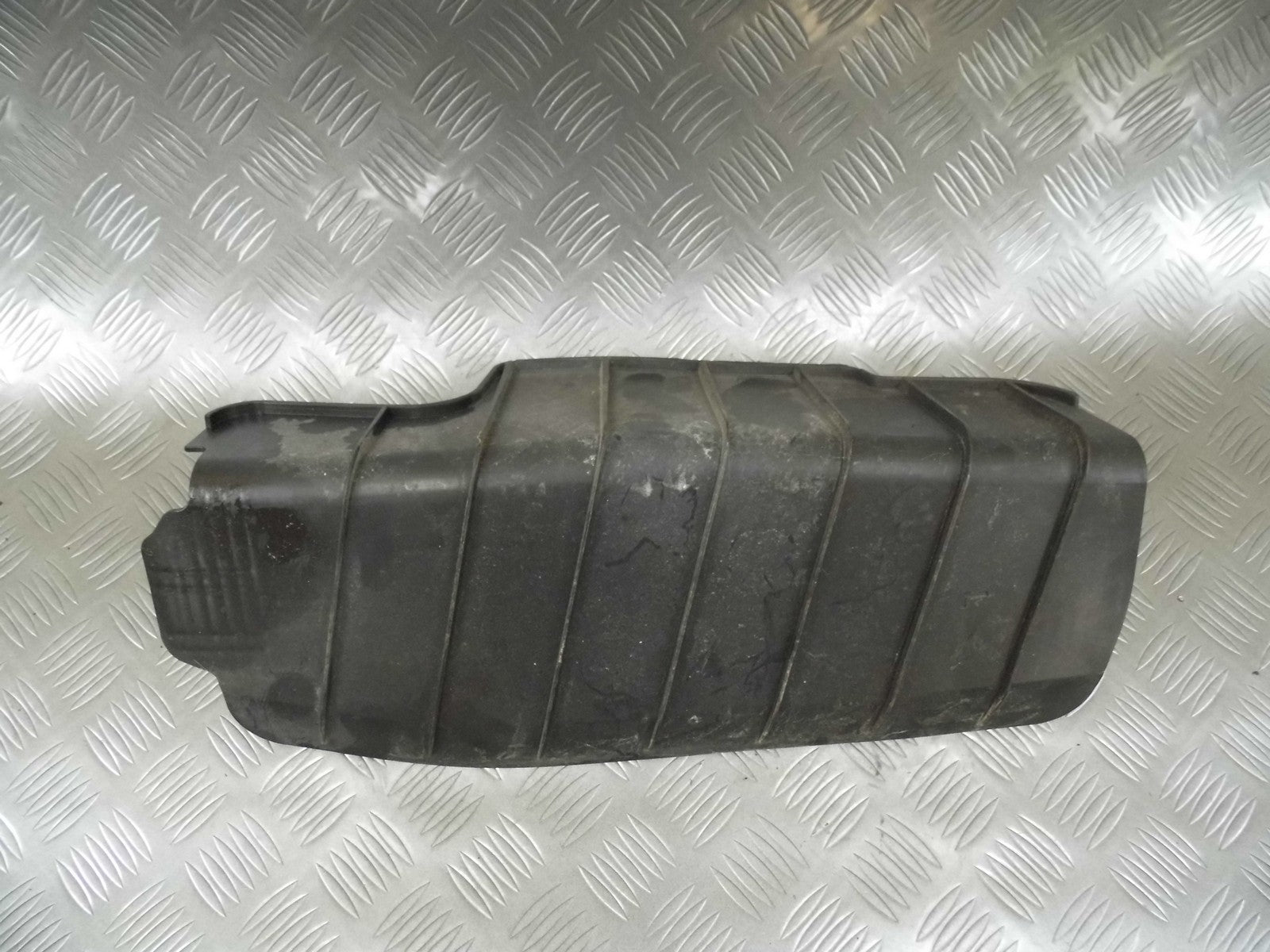 Osłona wahacza lewa 8W0505415D AUDI A4 B9 8W0