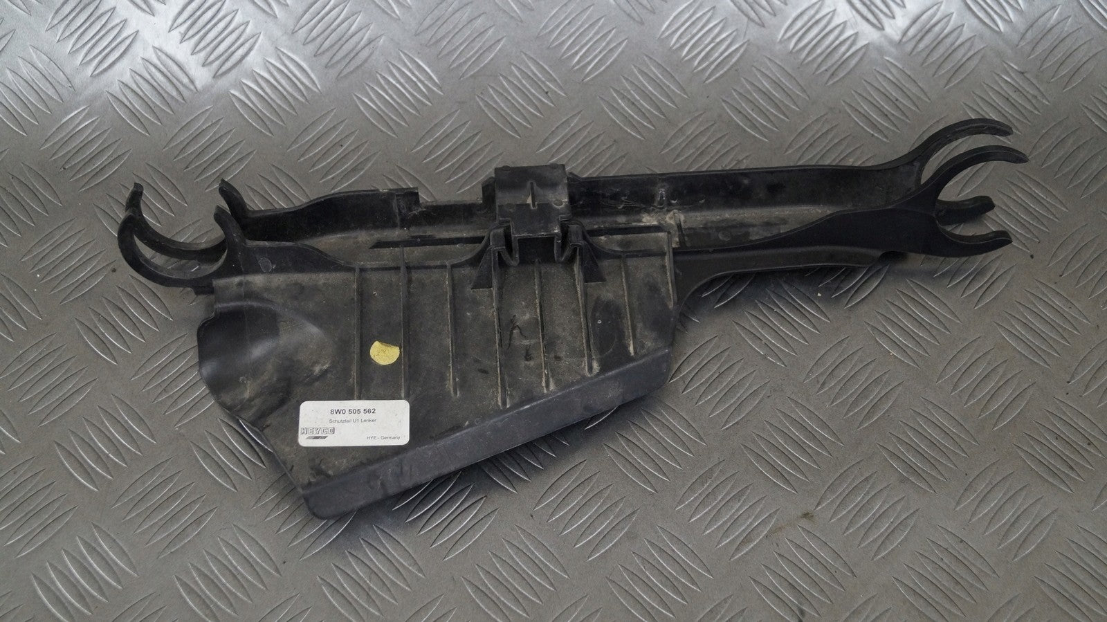 Osłona wahacza prawa 8W0505562 AUDI A4 B9 8W0