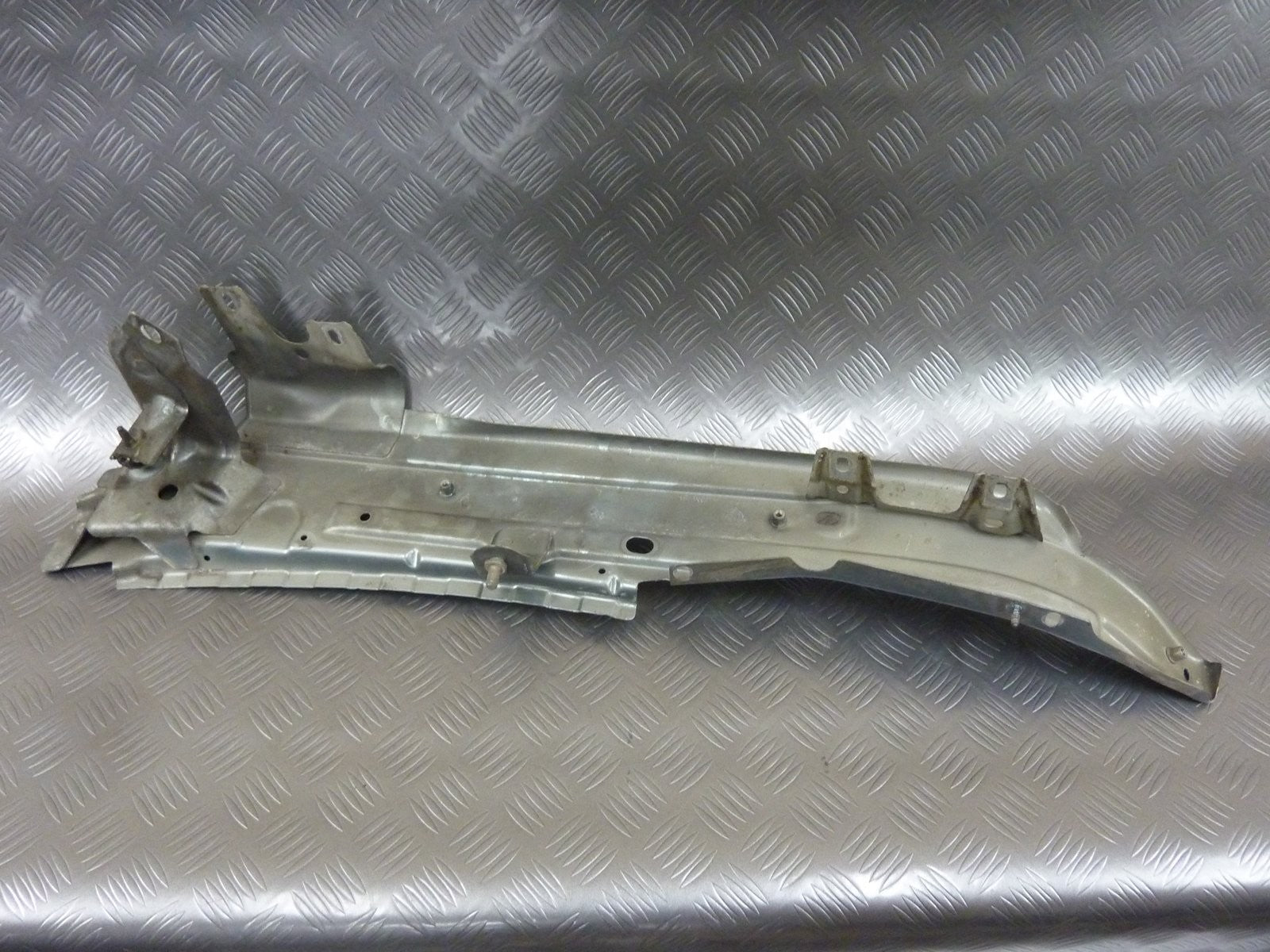 Mocowanie błotnika fartuch prawy 4L0805920 AUDI Q7