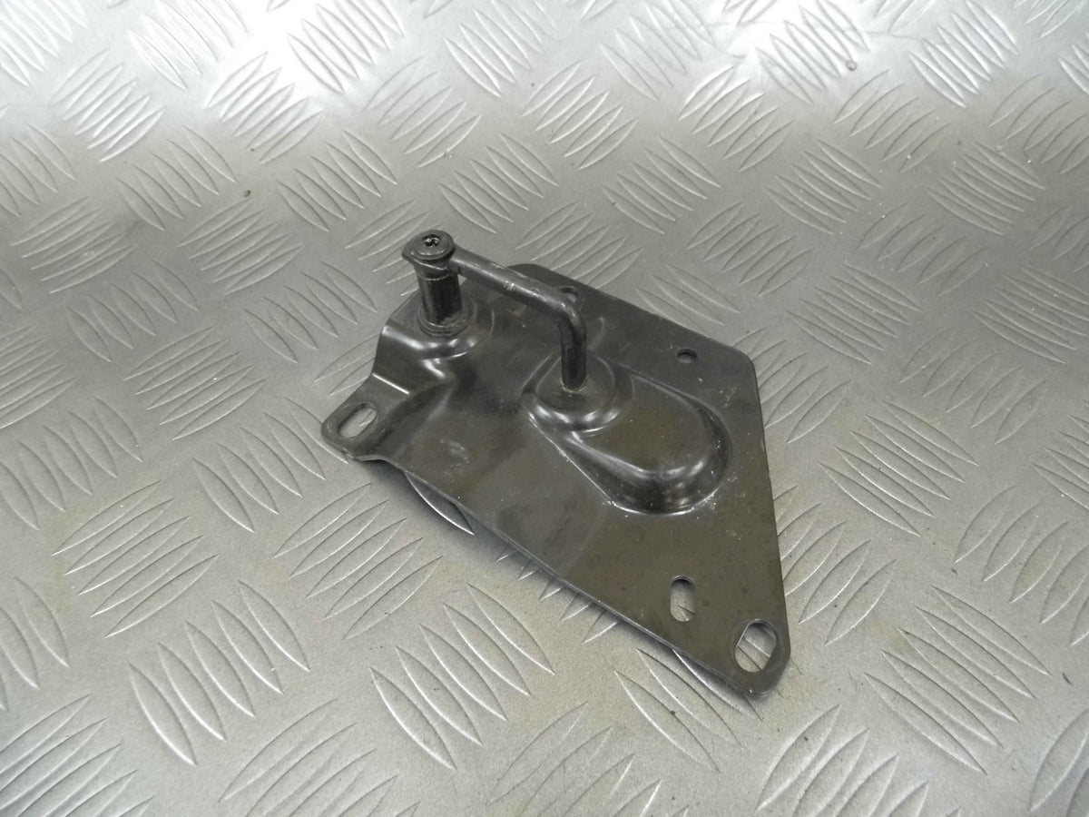 Zamek rygiel maski prawy 8W0823186B AUDI A4 B9 8W0