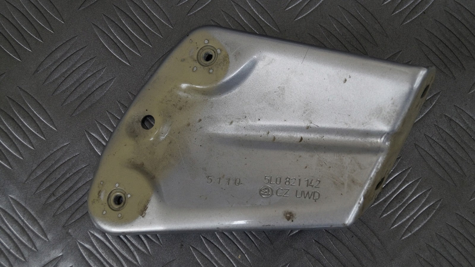 Wspornik błotnika prawy 5L0821142 SKODA YETI