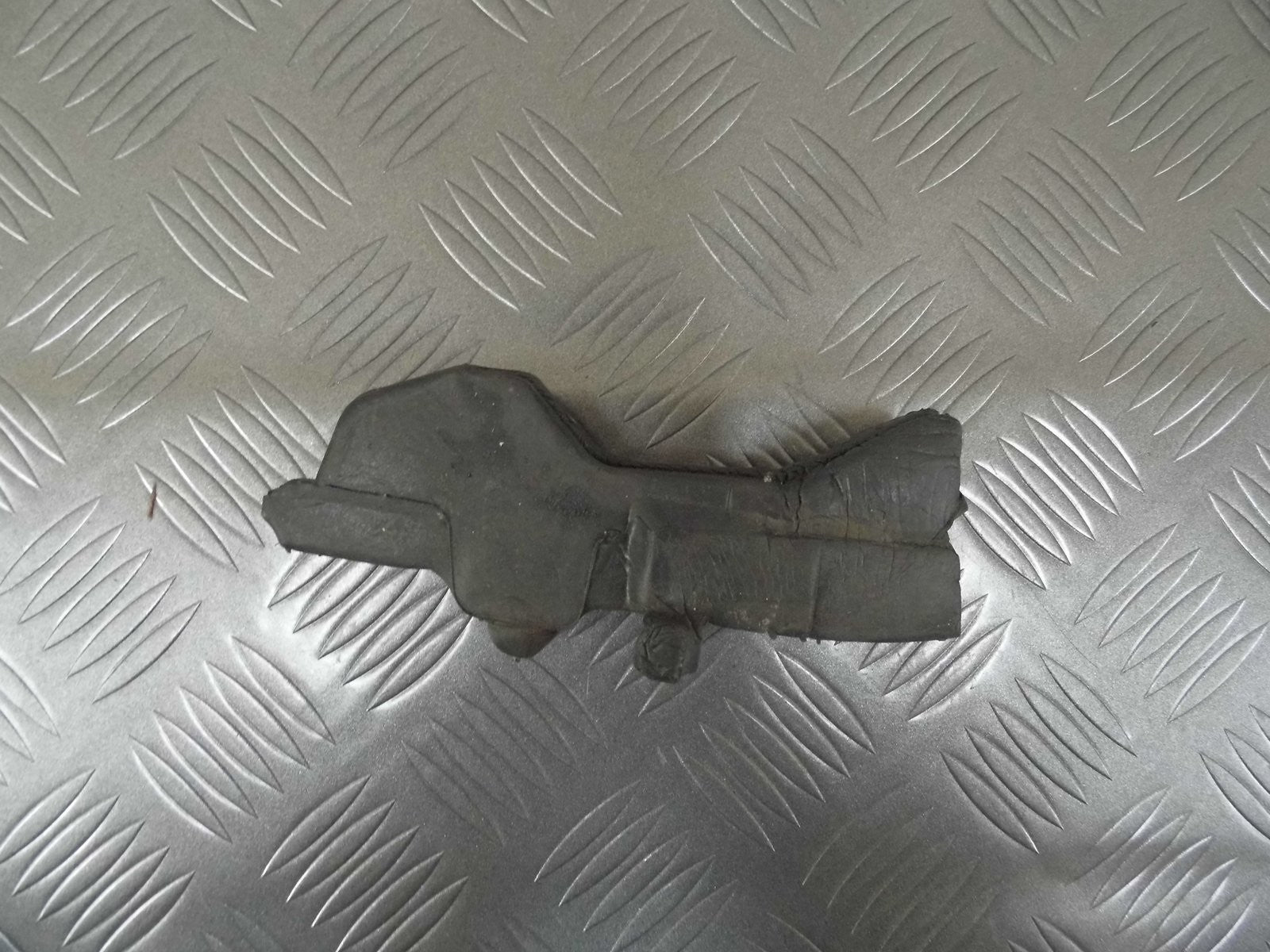 Pianka błotnika lewa 4L0823721 AUDI Q7