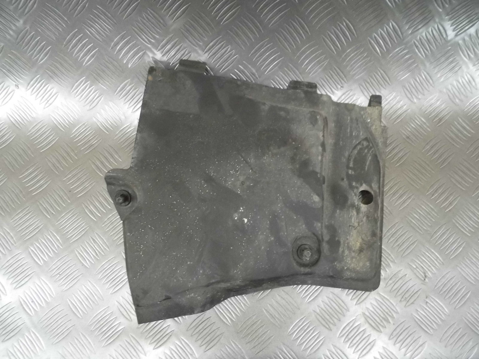 Osłona podwozia prawa 8W0825202 AUDI A4 B9 8W0