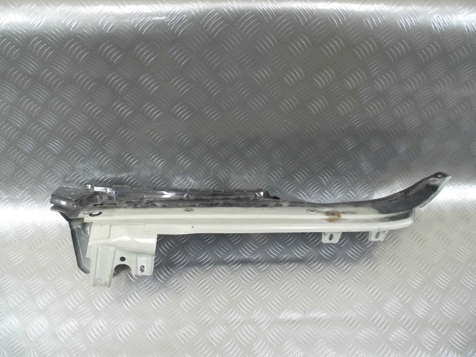 Mocowanie fartuch błotnika lewy 4L0805157B AUDI Q7