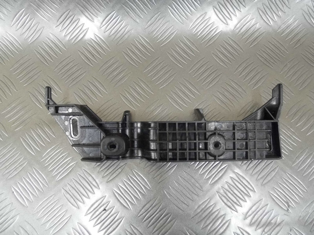 Mocowanie słupka prawe 4L0858848 AUDI Q7