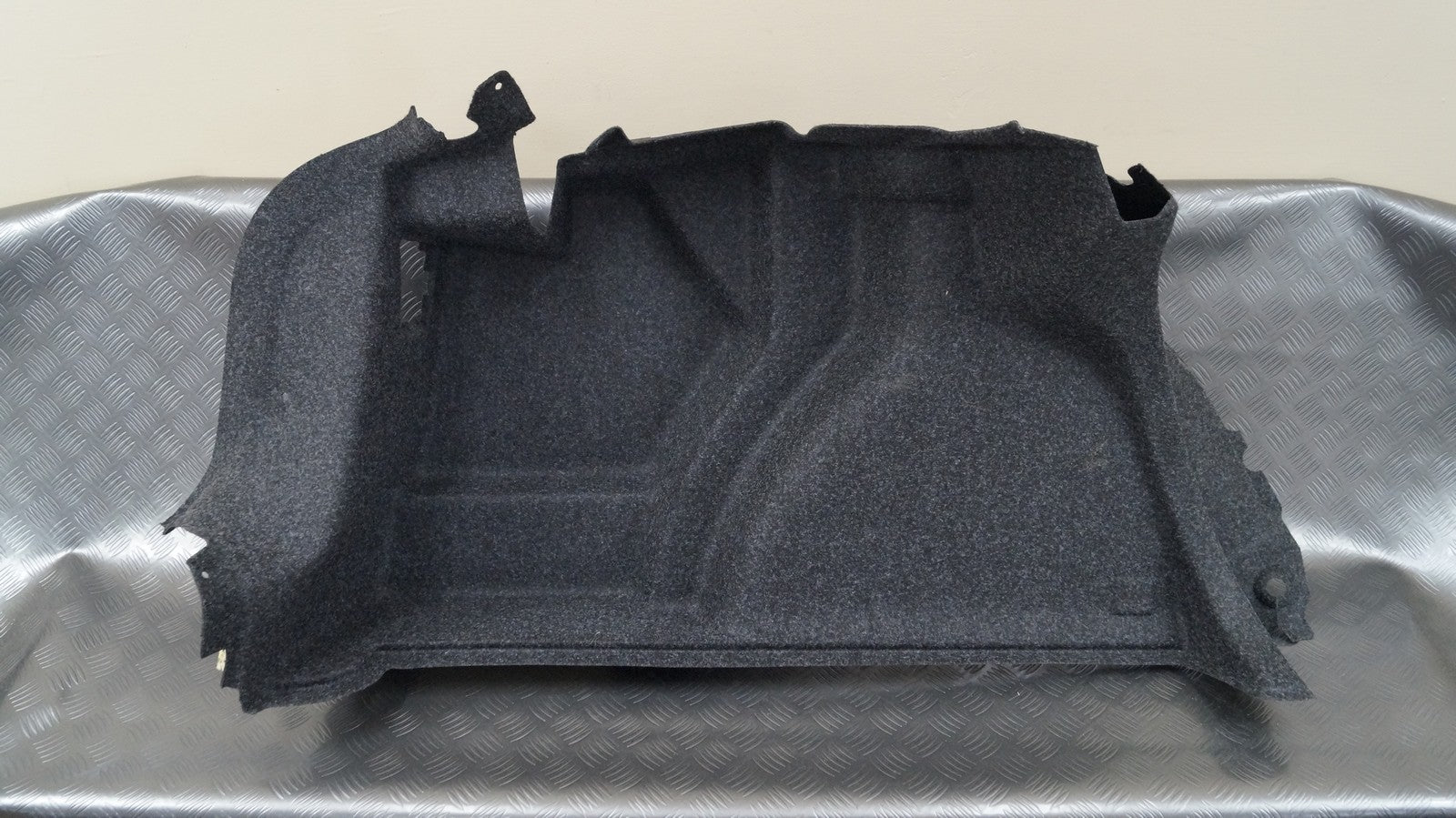 Boczek bagażnika lewy 5C6867427 VW JETTA VI