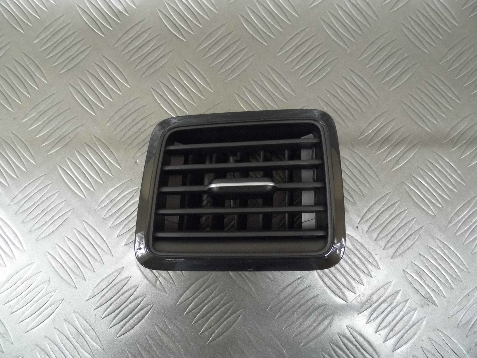 Kratka nawiewu lewa 2H6819703 VW AMAROK LIFT